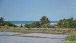 Foto: Menaklukkan Hitamnya Pasir Pantai Pasut Bali