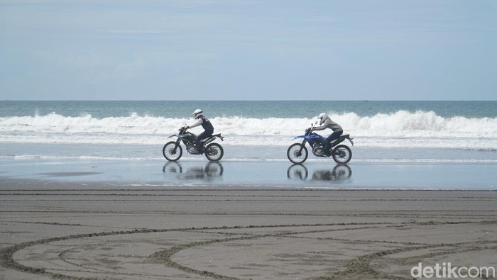 Momotoran di Hitamnya Pasir Pasut Bali