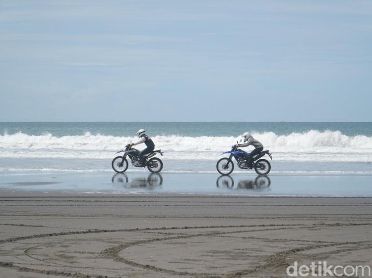 Foto: Menaklukkan Hitamnya Pasir Pantai Pasut Bali