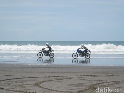 Foto: Menaklukkan Hitamnya Pasir Pantai Pasut Bali