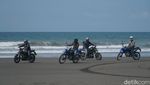 Foto: Menaklukkan Hitamnya Pasir Pantai Pasut Bali