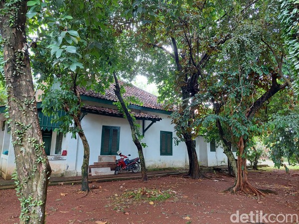 Di papan informasi juga dikatakan rumah ini adalah peninggalan dari Akademi Militer Tangerang.