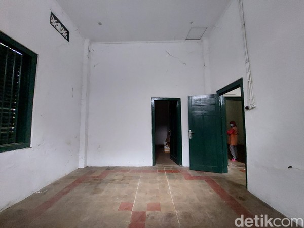 Rumah ini beraksitektur tropis dengan langit-langit tinggi. Ruangan di dalam rumah dibagi 4, yang berfungsi sebagai ruang kerja. Rumah ini beraksitektur tropis dengan langit-langit tinggi. Ruangan di dalam rumah dibagi 4, yang berfungsi sebagai ruang kerja.