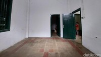 Rumah ini beraksitektur tropis dengan langit-langit tinggi. Ruangan di dalam rumah dibagi 4, yang berfungsi sebagai ruang kerja.