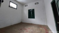 Bangunan rumah masih terlihat kokok dan pintu kayu dengan jendela berterali besi tertutup. Karena memang tidak ada kegiatan berarti di sini, rumah ini hanya kosong menjadi benda cagar budaya saja. Gelap.