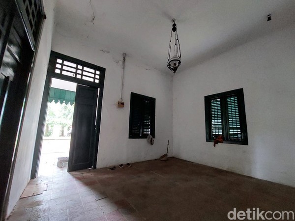 Di salah satu ruangan juga terdapat lampu gantung, entah lampu telah ada sejak awal rumah ini dibangun entah ini tambahan. Di salah satu ruangan juga terdapat lampu gantung, entah lampu telah ada sejak awal rumah ini dibangun entah ini tambahan.