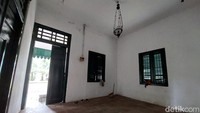 Di salah satu ruangan juga terdapat lampu gantung, entah lampu telah ada sejak awal rumah ini dibangun entah ini tambahan.