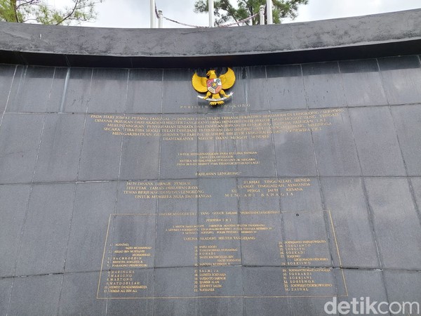 Dalam monumen tersebut tertulis Mayor Daan Mogot berserta tentara yang lainnya tewas karena diserang dengan tembakan. Menurut sejarahnya peristiwa ini terjadi secara tidak terduga. Dalam monumen tersebut tertulis Mayor Daan Mogot berserta tentara yang lainnya tewas karena diserang dengan tembakan. Menurut sejarahnya peristiwa ini terjadi secara tidak terduga.