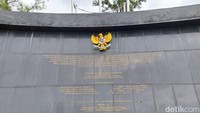 Dalam monumen tersebut tertulis Mayor Daan Mogot berserta tentara yang lainnya tewas karena diserang dengan tembakan. Menurut sejarahnya peristiwa ini terjadi secara tidak terduga.