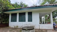 Di belakang bangunan utama terdapat bangunan lebih kecil yang mirip pos penjagaan berkukuran sekitar 4x5 meter. Juga ada sebuah sumur yang telah ditutup dengan tembok.