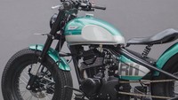 Jika sebelumnya menggunakan warna hijau metalic, kini motor custom itu dibalur warna hijau tosca dengan perpaduan silver metalik dan garis list gold leaf. Foto: Katros Garage