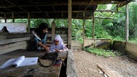 Belasan siswa dari tiga tingkatan kelas di sekolah tersebut terpaksa melakukan kegiatan belajar mengajar di bangunan bekas perumahan guru yang sudah tidak layak huni.  
