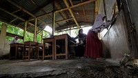 Mereka terpaksa belajar disana karena terbatasnya jumlah ruangan sekolah.  