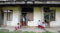 Kegiatan belajar mengajar di bangunan bekas perumahan guru yang sudah tidak layak huni ini sudah dilakukan sejak lima tahun terakhir.  