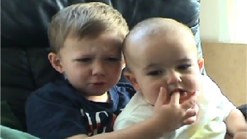 Dengan 880 juta views di YouTuve, video Charlie Bit My Finger adalah salah satu yang paling ikonik. Video originalnya pun dijual sebagai NFT dan laku USD 760 ribu. Foto: queue-it