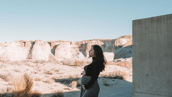 Kini Nikita berposi dengan lanskap hamparan  gurun yang cantik. Dengan caption ‘Favorite pose right now’, dia memegangi perutnya yang tengah hamil enam bulan. (Nikita Willy/Instagram)