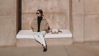 Potretnya di salah satu suite resor begitu cantik. Dengan jaket coklat, warnanya senada dengan dinding resor. (Nikita Willy/Instagram)