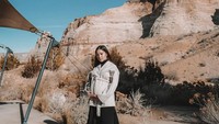 Masih berada di Amangiri Resor, Nikita berpose di kawasan Camp Sarika. (Nikita Willy/Instagram)