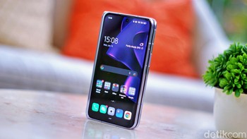 Tampilan Oppo Find N bagian depan. Layarnya berukuran 5,49 inch. Foto: Adi Fida Rahman/detikINET