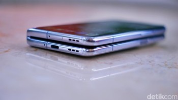Bagian bawahnya terdapat port USB Type C dan SIM Card tray. Foto: Adi Fida Rahman/detikINET