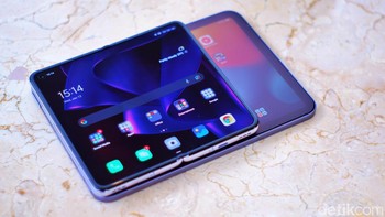 Ketika dibandingkan dengan layar iPad Mini. Foto: Adi Fida Rahman/detikINET