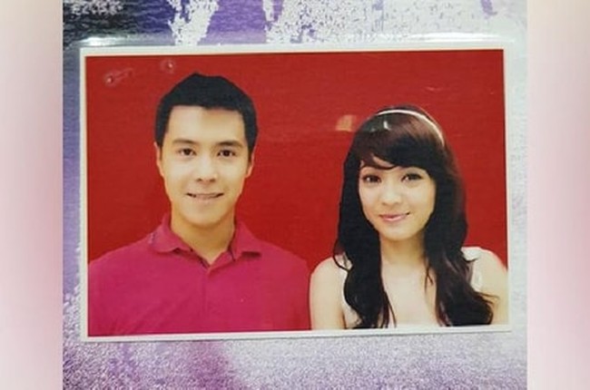 Selalu harmonis dan jauh dari kabar miring, begini pasfoto nikah milik Maya Septha dan Krisna Wardhana. Menikah pada 16 Juni 2012, begini penampilan Maya dan suaminya 9 tahun yang lalu. Terlihat tak banyak berubah dan masih awet muda bukan? Foto: Instagram