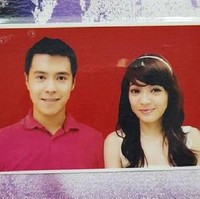 Selalu harmonis dan jauh dari kabar miring, begini pasfoto nikah milik Maya Septha dan Krisna Wardhana. Menikah pada 16 Juni 2012, begini penampilan Maya dan suaminya 9 tahun yang lalu. Terlihat tak banyak berubah dan masih awet muda bukan? Foto: Instagram