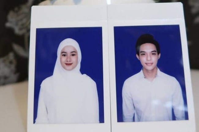 Menikah di usia yang masih muda, saat Dinda masih 23 tahun dan Rey 21 tahun, pernikahan pasangan selebriti ini juga sempat mencuri atensi. Dinda Hauw menikah dengan Rey Mbayang pada 10 Juli 2020 dengan melalui proses taaruf. Foto: Instagram