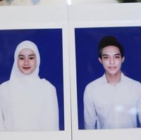 Menikah di usia yang masih muda, saat Dinda masih 23 tahun dan Rey 21 tahun, pernikahan pasangan selebriti ini juga sempat mencuri atensi. Dinda Hauw menikah dengan Rey Mbayang pada 10 Juli 2020 dengan melalui proses taaruf. Foto: Instagram