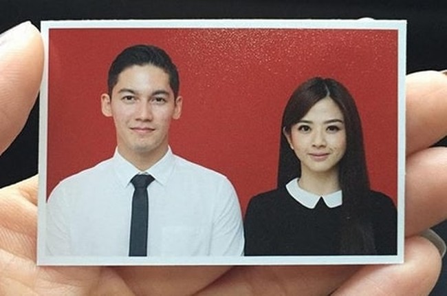 Samuel Zylgwyn dan Franda resmi menjadi pasangan suami-istri pada 8 Agustus 2016. Begini pasfoto nikah Samuel dan Franda. Samuel terlihat gagah dengan kemeja putih dan dasi hitam, sedangkan Franda tampak cantik mengenakan baju berwarna hitam dengan kerah putih. Foto: Instagram