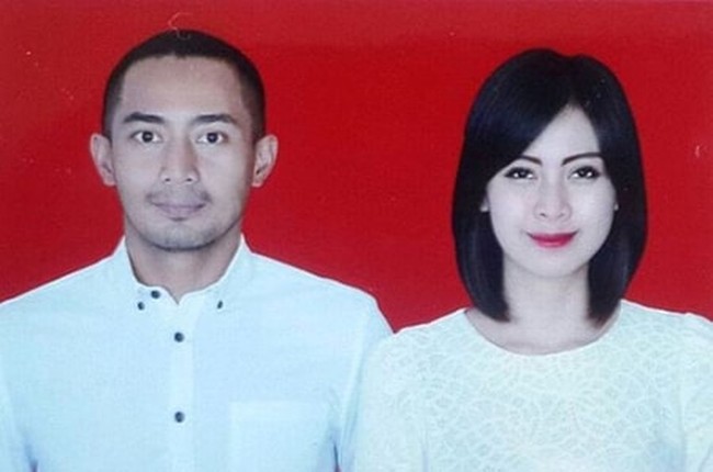 Kalau yang satu ini pasfoto milik Yama Carlos dan Arfita Dwi Putri. Keduanya menikah pada Juni 2016. Sebelumnya Yama Carlos dan Arfita sendiri diketahui telah menikah siri terlebih dahulu. Foto: Instagram