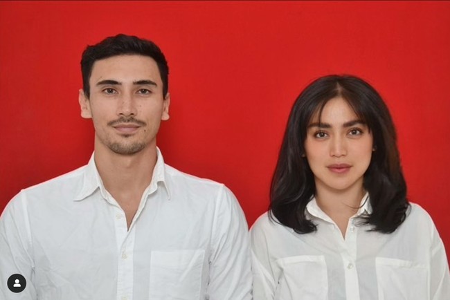 Jessica Iskandar menikah dengan Vincent Verhaag pada 22 Oktober 2021. Mendekati hari pernikahan, Jessica Iskandar tampak mengunggah pasfoto nikah dirinya bersama Vincent ke akun Instagram pribadinya. Pasfoto tersebut diunggah Jessica dengan memberi keterangan Calon pengantin. Foto: Instagram