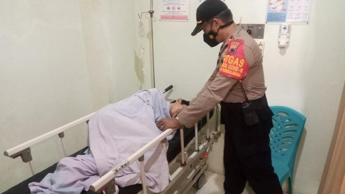 Pelaku pencurian di Purbalingga dibawa ke rumah sakit usai tabrak pohon, Kamis (13/1/2022).