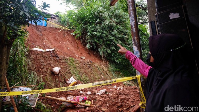 Penampakan Tebing 8 Meter di Tangsel Longsor Imbas Hujan Deras Hujan deras membuat tebing setinggi 8 meter longsor di kawasan Tangsel, semalam. Material longsor menimbun dua motor milik warga dan menutup akses jalan.
