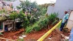 Penampakan Tebing 8 Meter di Tangsel yang Longsor Gegara Hujan Deras