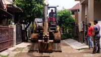 Alat berat dikerahkan untuk mengeruk material longsor.