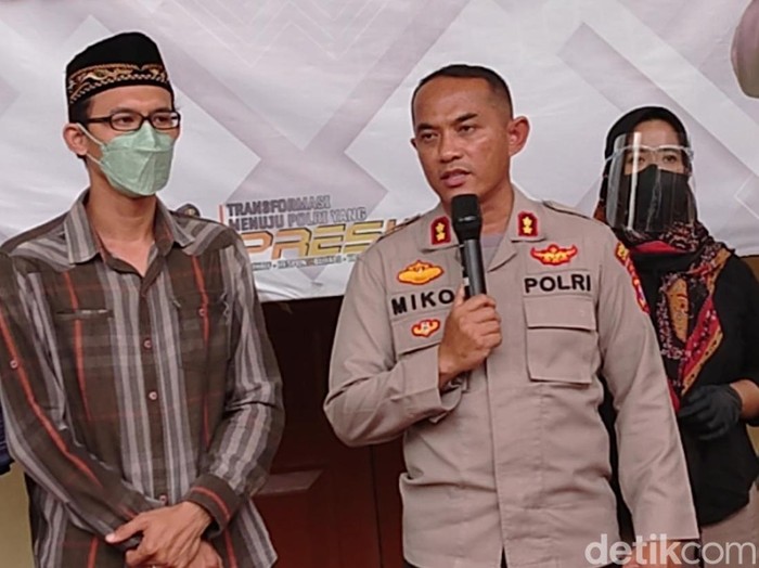 Video pengawal mobil jenazah disergap polisi Lamongan beredar luas. Polisi menyebut ada kesalahpahaman sehingga mereka meminta maaf.