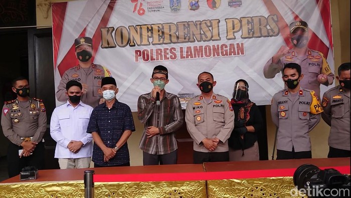 Video pengawal mobil jenazah disergap polisi Lamongan beredar luas. Polisi menyebut ada kesalahpahaman sehingga mereka meminta maaf.