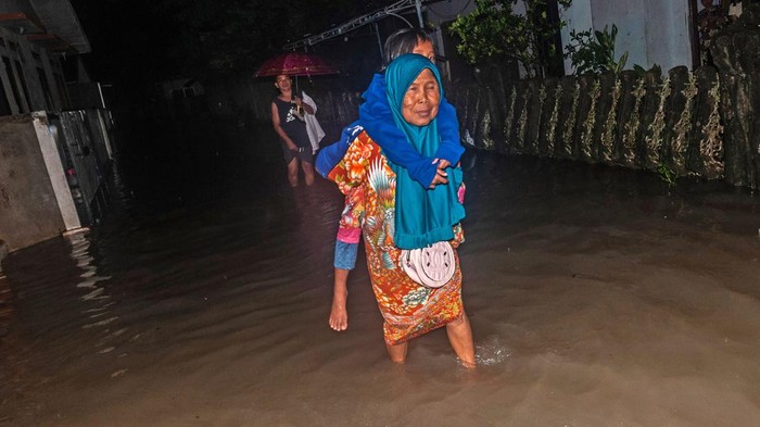 Warga mengungsi dari banjir di Rangkasbitung, Lebak, Banten, Rabu (12/1/2022). Hingga Rabu (12/1/2022) malam hari, hujan masih mengguyur daerah tersebut sehingga warga terpaksa mengungsi ke tempat yang lebih aman akibat debit air terus meninggi. ANTARA FOTO/Muhammad Bagus Khoirunas/foc.