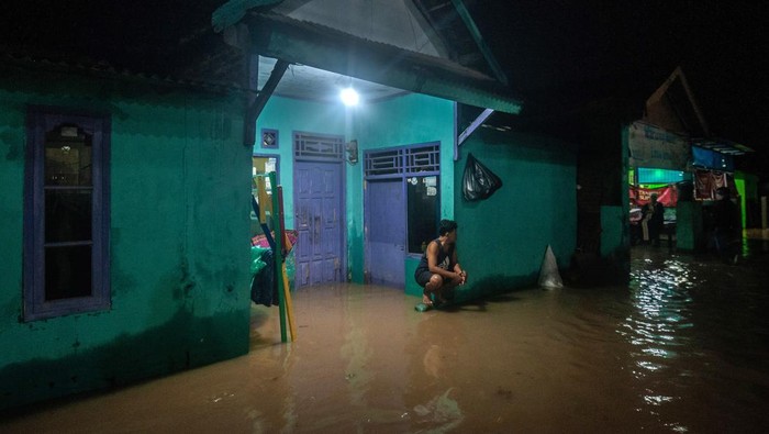 Warga mengungsi dari banjir di Rangkasbitung, Lebak, Banten, Rabu (12/1/2022). Hingga Rabu (12/1/2022) malam hari, hujan masih mengguyur daerah tersebut sehingga warga terpaksa mengungsi ke tempat yang lebih aman akibat debit air terus meninggi. ANTARA FOTO/Muhammad Bagus Khoirunas/foc.