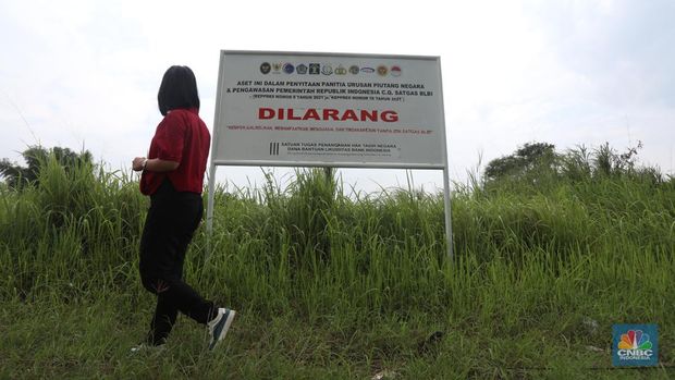 Penyitaan aset oleh satgas penanganan hak tagih negara dan bantuan likuiditas Bank Indonesia di jalan Raya Dawuan, Karawang, Jawa Barat, Kamis (13/1/2022). (CNBC Indonesia/Andrean Kristianto)