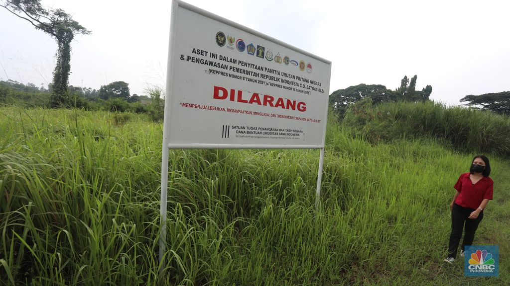 Penyitaan aset oleh satgas penanganan hak tagih negara dan bantuan likuiditas Bank Indonesia di jalan Raya Dawuan, Karawang, Jawa Barat, Kamis (13/1/2022). (CNBC Indonesia/Andrean Kristianto)