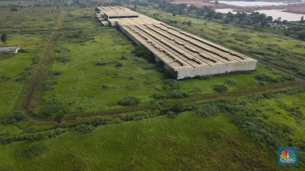 Penyitaan aset oleh satgas penanganan hak tagih negara dan bantuan likuiditas Bank Indonesia di jalan Raya Dawuan, Karawang, Jawa Barat, Kamis (13/1/2022). (CNBC Indonesia/Andrean Kristianto)
