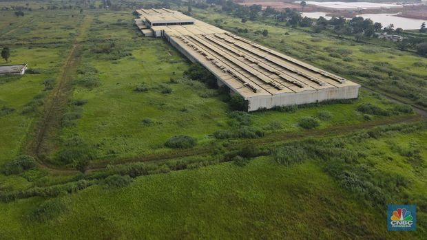 Penyitaan aset oleh satgas penanganan hak tagih negara dan bantuan likuiditas Bank Indonesia di jalan Raya Dawuan, Karawang, Jawa Barat, Kamis (13/1/2022). (CNBC Indonesia/Andrean Kristianto)