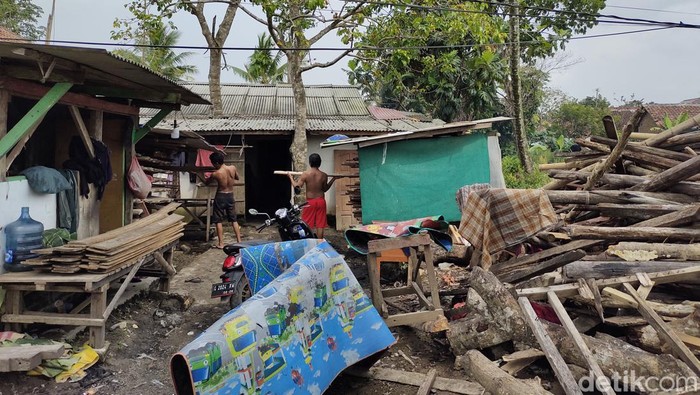 Perajin tempe di Lebak alami kerugian imbas banjir.