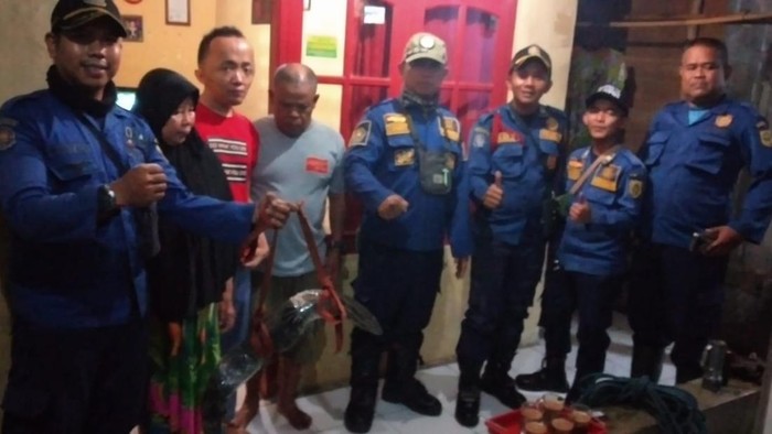 Petugas damkar Kabupaten Bogor mengevakuasi seekor biawak yang sudah 3 minggu berkeliaran di permukiman dan membuat warga resah. (dok Istimewa)