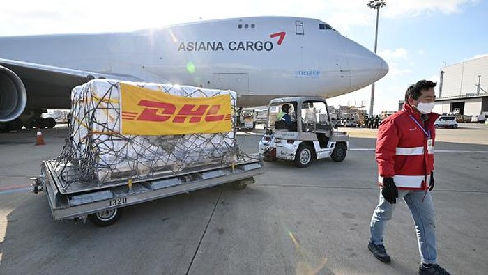 INCHEON, SOUTH KOREA - JANUARY 13: Ground crew move pallets of a shipment of Pfizer's antiviral COVID-19 pills, Paxlovid, as they arrive at a Incheon International Airport cargo terminal on January 13, 2022 in Incheon, South Korea. The first batch of Pfizer's Paxlovid antiviral COVID-19 treatment pills arrived in South Korea, according to the public health authorities. The antiviral pills for at least 21,000 people will begin being administered Friday to patients with a compromised immune system and those aged over 65, with the second batch for 10,000 people to be shipped by the end of this month, they added. (Photo by Jung Yeon-Je - Pool/Getty Images)