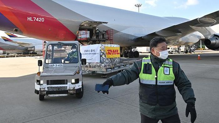 INCHEON, SOUTH KOREA - JANUARY 13: Ground crew move pallets of a shipment of Pfizers antiviral COVID-19 pills, Paxlovid, as they arrive at a Incheon International Airport cargo terminal on January 13, 2022 in Incheon, South Korea. The first batch of Pfizers Paxlovid antiviral COVID-19 treatment pills arrived in South Korea, according to the public health authorities. The antiviral pills for at least 21,000 people will begin being administered Friday to patients with a compromised immune system and those aged over 65, with the second batch for 10,000 people to be shipped by the end of this month, they added. (Photo by Jung Yeon-Je - Pool/Getty Images)