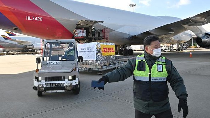 Pfizer Kirim Jutaan Obat Anti-Virus COVID-19 ke Korea Selatan INCHEON, SOUTH KOREA - JANUARY 13: Ground crew move pallets of a shipment of Pfizer's antiviral COVID-19 pills, Paxlovid, as they arrive at a Incheon International Airport cargo terminal on January 13, 2022 in Incheon, South Korea. The first batch of Pfizer's Paxlovid antiviral COVID-19 treatment pills arrived in South Korea, according to the public health authorities. The antiviral pills for at least 21,000 people will begin being administered Friday to patients with a compromised immune system and those aged over 65, with the second batch for 10,000 people to be shipped by the end of this month, they added. (Photo by Jung Yeon-Je - Pool/Getty Images)