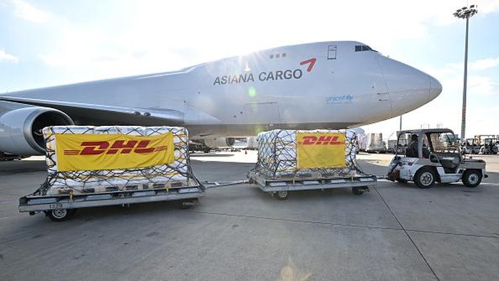 Pfizer Kirim Jutaan Obat Anti-Virus COVID-19 ke Korea Selatan INCHEON, SOUTH KOREA - JANUARY 13: Ground crew move pallets of a shipment of Pfizer's antiviral COVID-19 pills, Paxlovid, as they arrive at a Incheon International Airport cargo terminal on January 13, 2022 in Incheon, South Korea. The first batch of Pfizer's Paxlovid antiviral COVID-19 treatment pills arrived in South Korea, according to the public health authorities. The antiviral pills for at least 21,000 people will begin being administered Friday to patients with a compromised immune system and those aged over 65, with the second batch for 10,000 people to be shipped by the end of this month, they added. (Photo by Jung Yeon-Je - Pool/Getty Images)